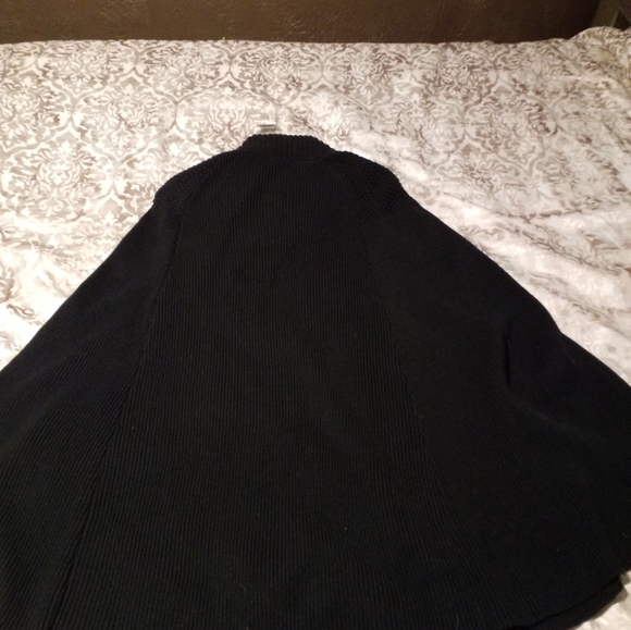 G.I.L.I CAPE SWEATER WITH GOLD HARDWARE SIZE XS/SM - Picture 6 of 6